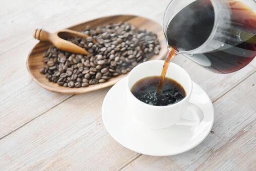 コーヒーをそそぐイメージ コーヒー,コーヒー豆,珈琲豆の写真素材