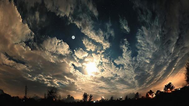 幻想的な雲に包まれた夜の満月 幻想的な雲に包まれた夜の満月の写真