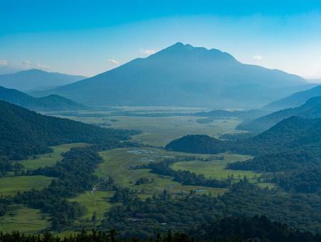至仏山登山道から尾瀬ヶ原と燧ケ岳 至仏山登山道から尾瀬ヶ原と燧ケ岳 尾瀬,尾瀬ヶ原,至仏山の写真素材
