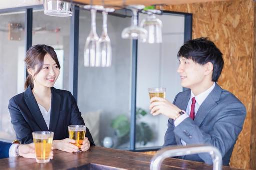 お酒を飲みながら話すビジネスパーソン お酒を飲みながら話すビジネスパーソン 職場,男性,ビジネスマンの写真素材