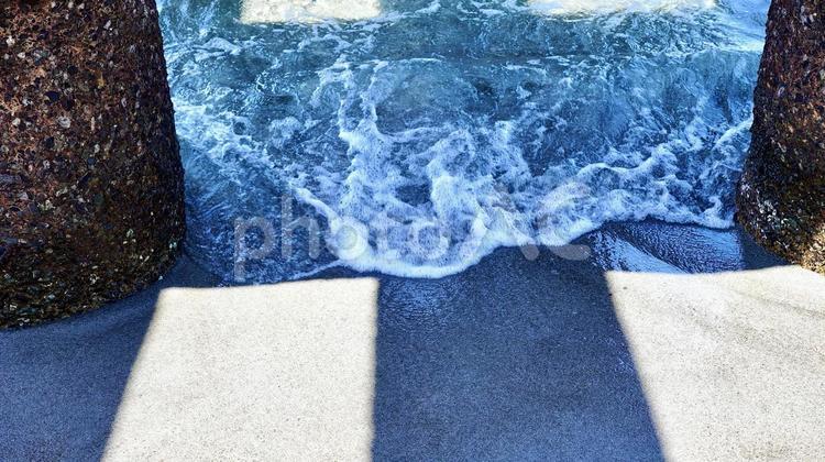 海水で腐食した伊豆諸島新島の桟橋の橋脚 橋脚,海,桟橋の写真素材