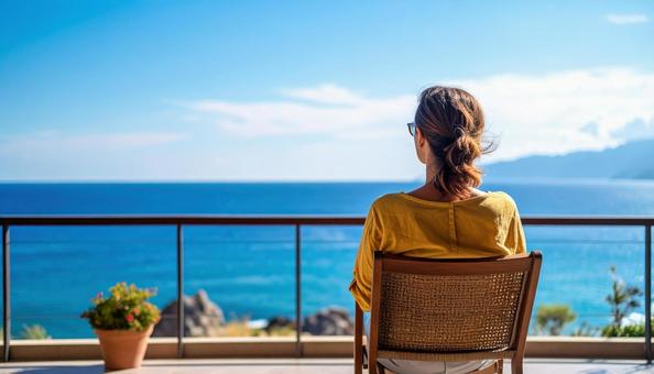 真夏の海を眺める女性の後ろ姿 真夏の海を眺める女性の後ろ姿の写真