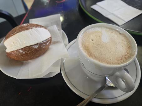 マリトッツォとカプチーノ マリトッツォ,カフェ,イタリアの写真素材