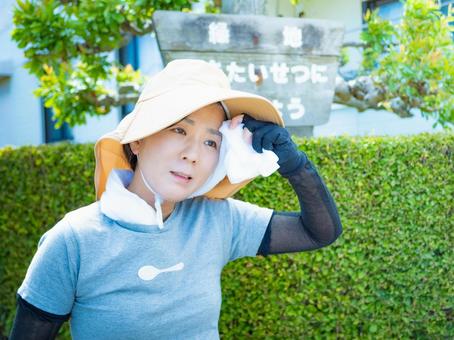35:屋外作業中にひと休みする女性 35:屋外作業中にひと休みする女性 屋外作業,草刈り,雑草の写真素材