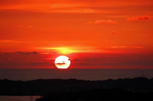 夏・日本海に沈む夕陽と赤く染まる空 夏・日本海に沈む夕陽と赤く染まる空の写真