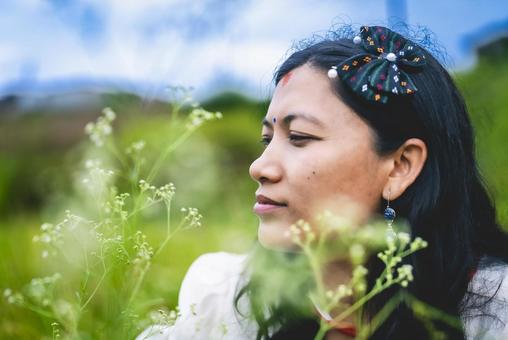 草花を見るネパール人女性 ネパール,女性,ティカの写真素材