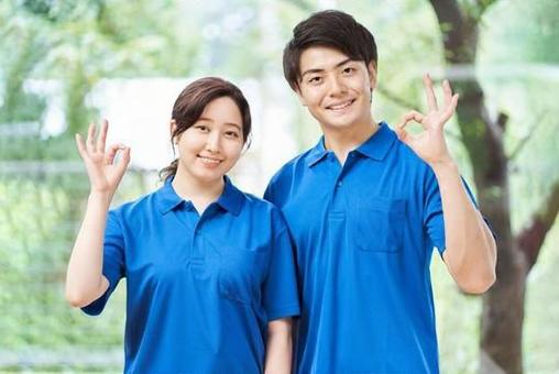 男性和女性護理人員簽署 OK 男性和女性護理人員簽署 OK