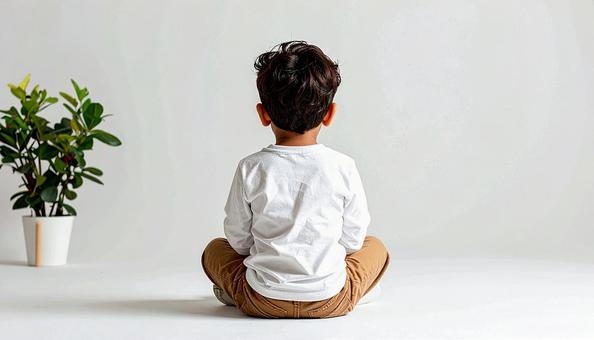 子供の後ろ姿 座っている 子供の後ろ姿 座っているの写真