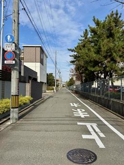 秋の住宅街の脇道 住宅街,居住区,町の写真素材