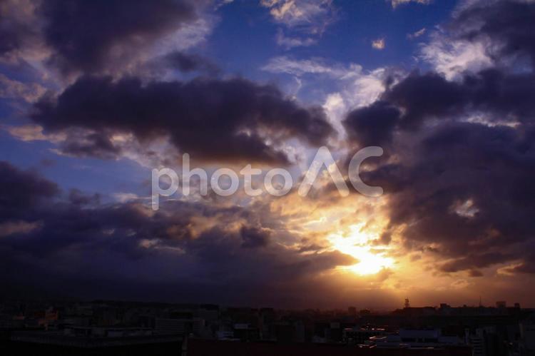 福岡県福岡市博多駅屋上から見える夕日・夕焼け 福岡県,天気,夕日の写真素材