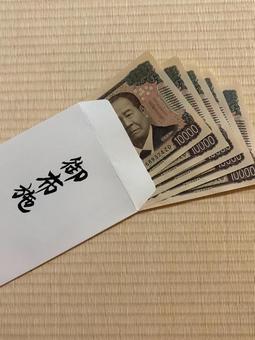 お布施として５万円を封筒に入れる　手書き お布施,五萬円,５万円の写真素材