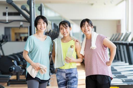 ジムでトレーニングする若い女性 ジム,フィットネス,女性の写真素材