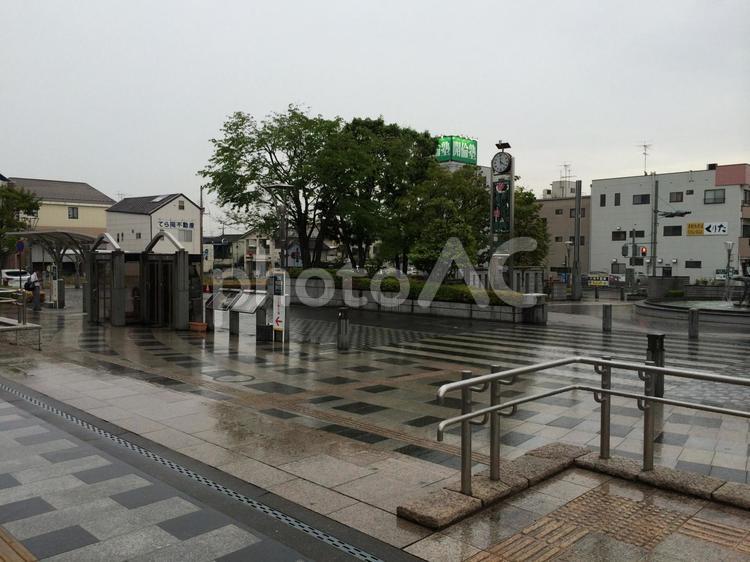 雨の佐野駅の駅前広場とロータリーと街並み 佐野駅,南口,雨の写真素材