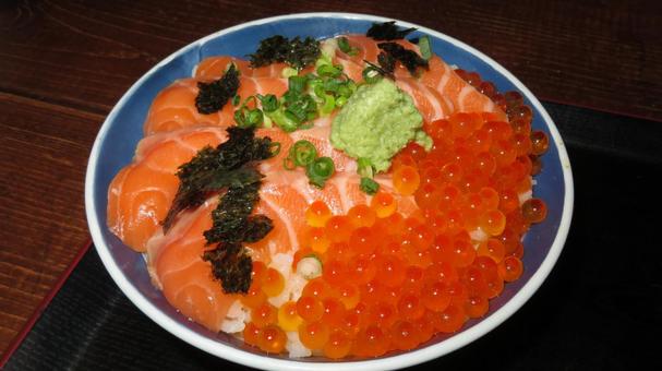 Photo, salmon and salmon roe oyakodon, salmon salmon roe bowl, wasabi, 