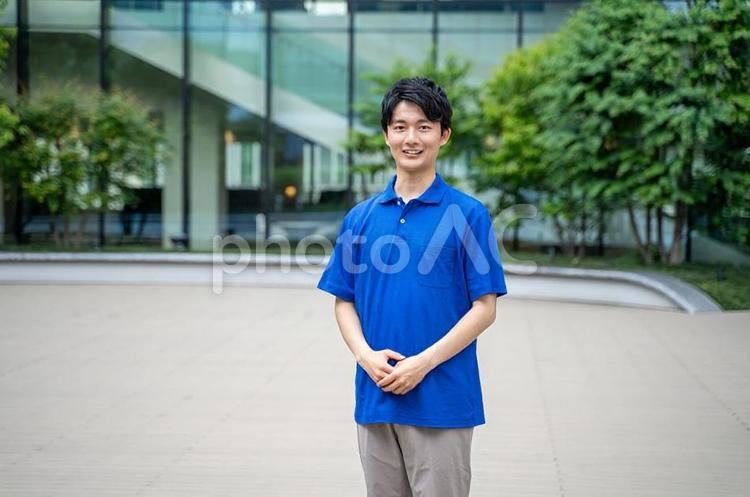 手を組む男性介護施設スタッフ 信頼,ポジティブ,介護スタッフの写真素材