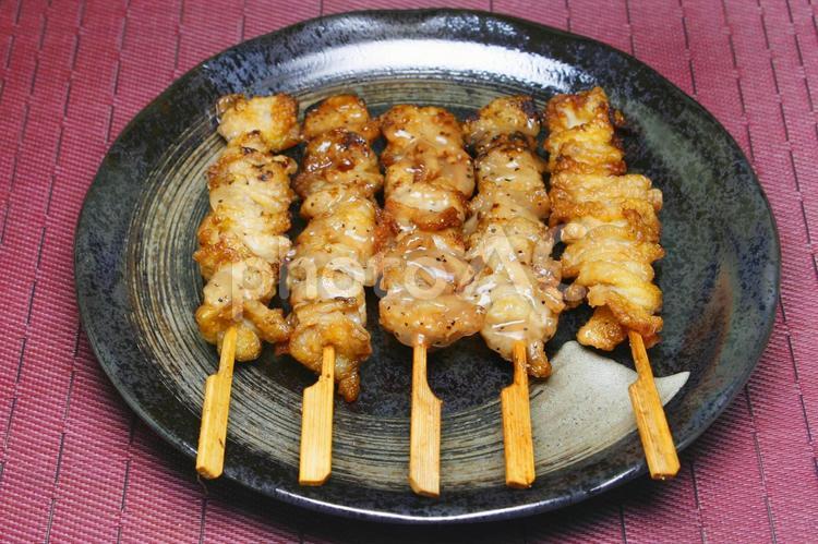 焼き鳥（とりかわ・塩）-09 居酒屋,焼鳥,皿の写真素材