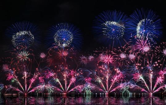 鮮やかな湖上打ち上げ花火/松江水郷祭 花火,打ち上げ花火,夏の写真素材