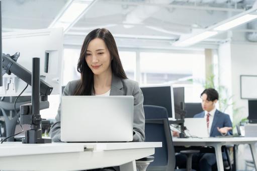 オフィスで仕事をする若いビジネスウーマン オフィスで仕事をする若いビジネスウーマン ビジネス,女性,オフィスの写真素材