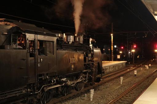 夜を見つめる機関車 夜を見つめる機関車 発車の瞬間,夜の鉄路,鉄の鼓動の写真素材