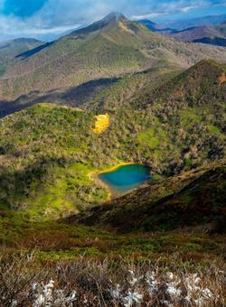 甲子旭岳(赤崩山)と鏡沼 那須連峰 甲子旭岳(赤崩山)と鏡沼 那須連峰 旭岳,甲子旭岳,赤崩山の写真素材