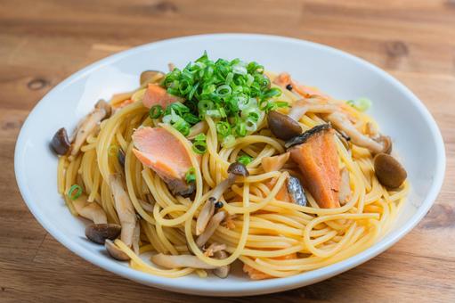 鮭ときのこのパスタ 鮭ときのこのパスタ 鮭,パスタ,麺料理の写真素材