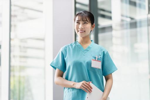 病院で働く若い女性医師 病院で働く若い女性医師 若い,医師,女性の写真素材