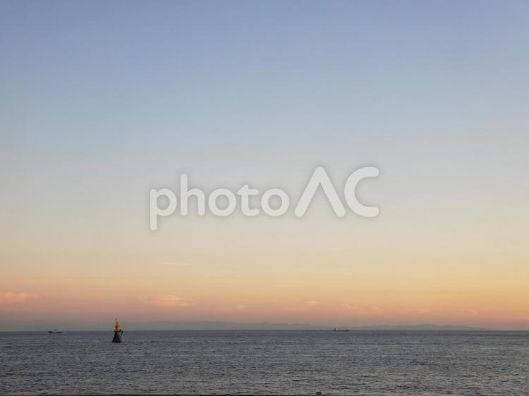 日暮れ時の海に浮かぶ東垂水灯台 灯台,水域,日暮れの写真素材