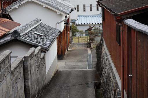 古い日本家屋の町並みの中の路地の風景 古い,日本家屋,町並みの写真素材