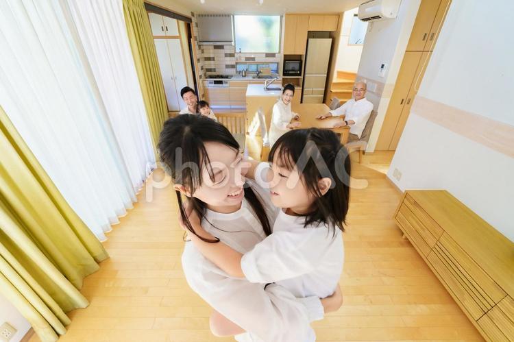 お母さんと遊ぶ女の子  育児,子育て,リラックスの写真素材