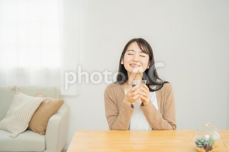 水・白湯を飲む女性（笑顔） 水,白湯,飲むの写真素材