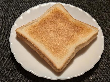霜降の朝のガラス皿上のトーストした食パン 霜降の朝のガラス皿上のトーストした食パン 食パン,パン,トーストの写真素材
