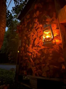 ランタンと薪 ランタン,キャンプ,デイキャンプの写真素材