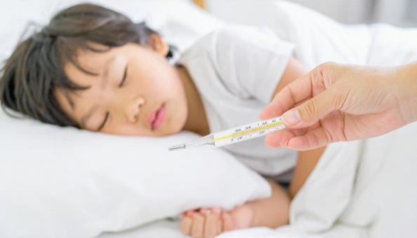 体温計を持つ母親の手と体調不良の子供 体温計を持つ母親の手と体調不良の子供の写真