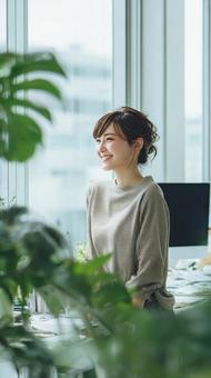 明るい職場の女性 明るい職場の女性の写真