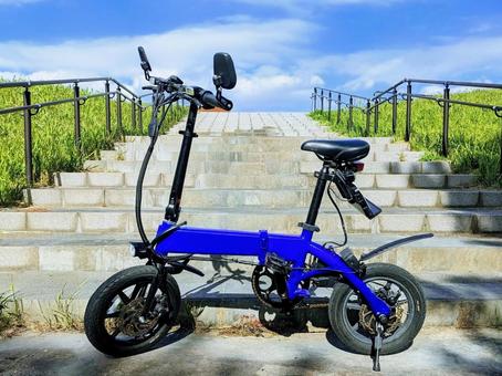 公園の階段前で撮った青色の電動バイク 青い,青色,特殊原動機付自転車の写真素材