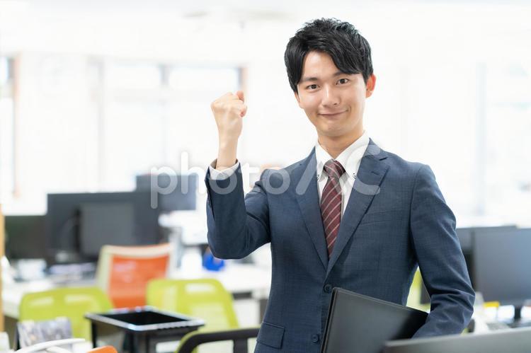 オフィスで働く男性のビジネスマン ビジネス,新入社員,オフィスの写真素材