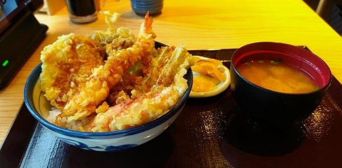 天丼てんやのお昼ご飯。揚げ物は外食で 食べ物,おいしい,食事の写真素材