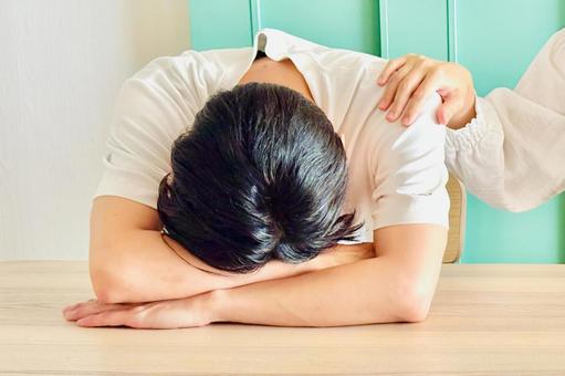 落ち込む男性を励ますイメージ 落ち込む男性を励ますイメージ 悩み,不安,ショックの写真素材