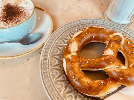 ブレーツェル（プレッツェル）とカプチーノの写真