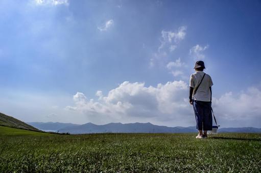 <素材>家族旅行で秋の山に登る女性 <素材>家族旅行で秋の山に登る女性 女性,山登り,空の写真素材
