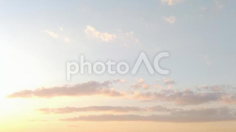 夕方の細い雲 夕日,夕焼け,日没の写真素材