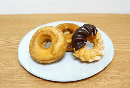 ドーナツ(3個平盛引き) ドーナツ(3個平盛引き) ドーナツ,おやつ,間食の写真素材