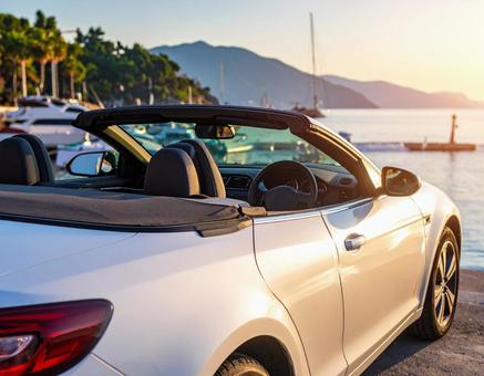海が見える埠頭に止められたオープンカー 海が見える埠頭に止められたオープンカー の写真