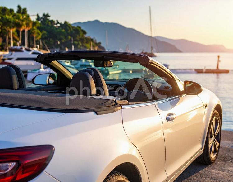 海が見える埠頭に止められたオープンカー  道,車,青空の写真素材
