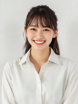 白いブラウス姿のビジネスウーマン 白いブラウス姿のビジネスウーマンの写真