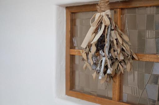 アンティークな室内窓とドライフラワー クラシック,一軒家,北欧風の写真素材