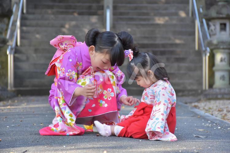 お着物を着た姉妹 mdfk023,お着物,こどもの写真素材
