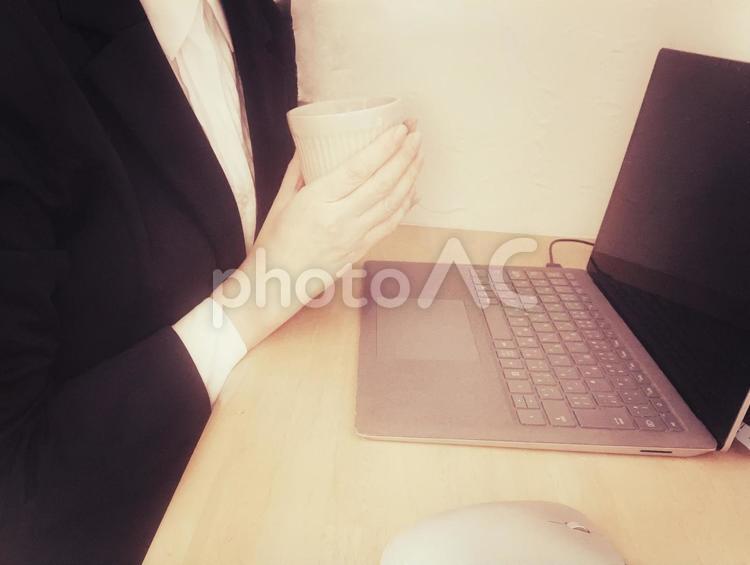 仕事中にお茶休憩をする人 ビジネス,パソコン,ノートパソコンの写真素材