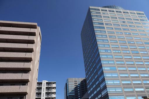 青空と高層ビルのビル群のある街並みの風景 青空と高層ビルのビル群のある街並みの風景の写真