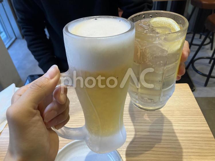 ビールとハイボールで乾杯 ビール,生,生中の写真素材